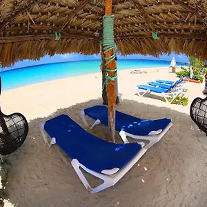https://rollezz-villas-beach-resort.comcaribbean.com